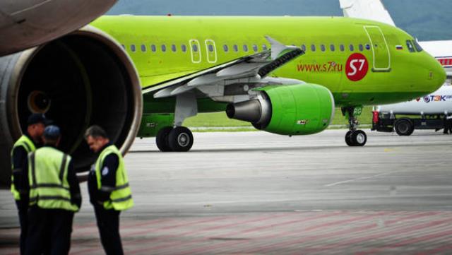 Рейс авиакомпании S7 из Омска в Москву задержан на 14 часов из-за повреждения самолета