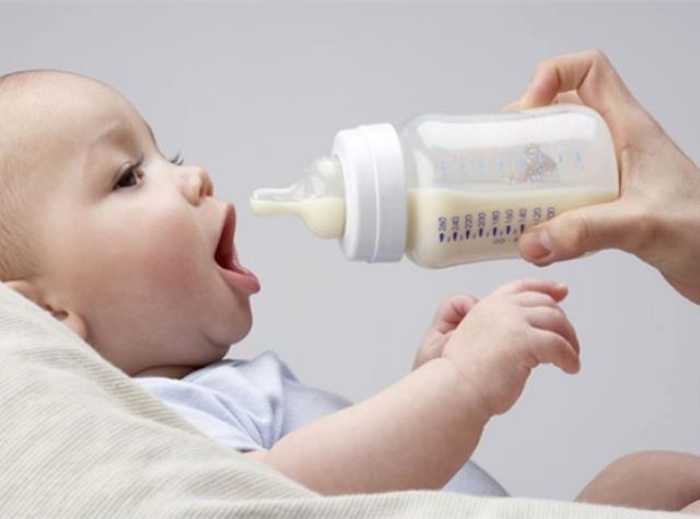 Авиакомпания не пускала на рейс женщину с младенцем из-за бутылочки с молоком