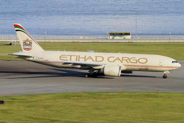 "Etihad Cargo" вводит в эксплуатацию очередной самолет Boeing 777.