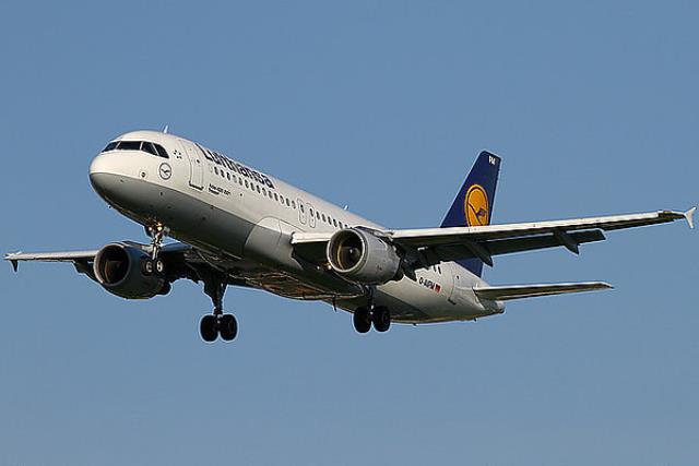 Авиакомпания "Lufthansa" оборудовала самолеты Airbus A320 уменьшающими шум вихревыми генераторами.