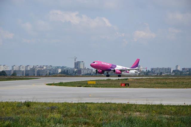 Wizz Air на время уменьшила багажный сбор