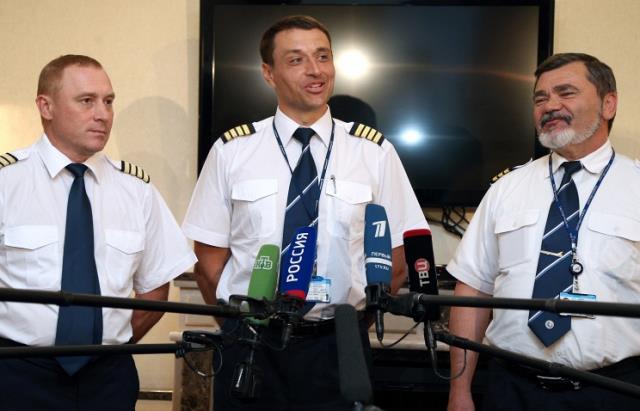Владимир Путин наградил экипаж авиакомпании Orenair, сумевший посадить Boeing 777 с неисправным двигателем.