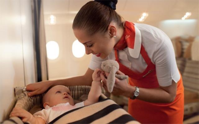 300 бортпроводников "Etihad Airways" стали летающими нянями