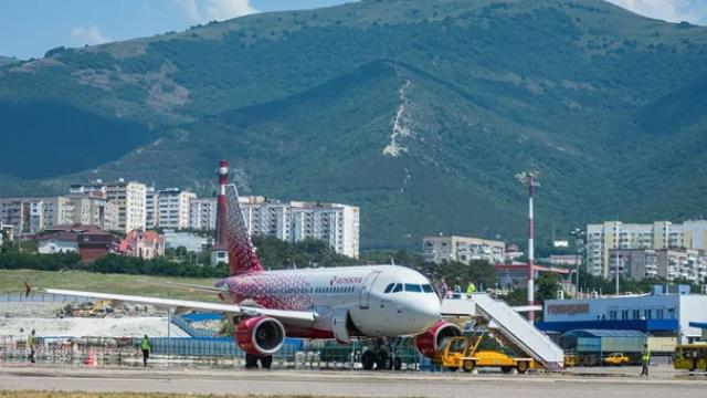 Авиакомпания «Россия» продолжит выполнять дополнительные рейсы из Петербурга в Геленджик