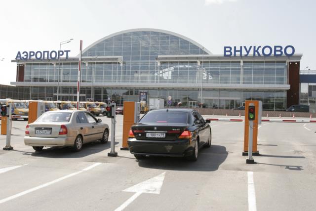 На привокзальной площади аэропорта "Внуково" введена новая схема движения автомобильного транспорта