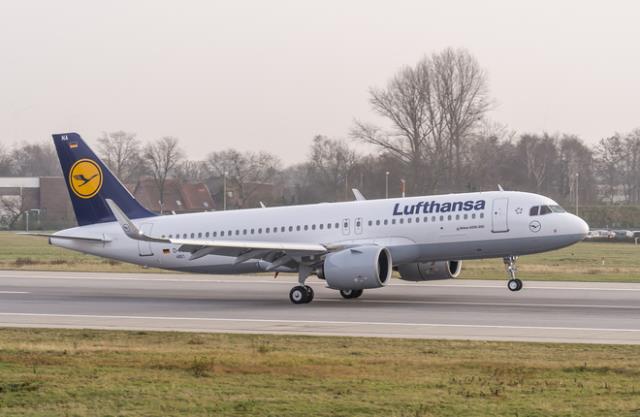 Авиакомпания Lufthansa получила первый в мире самолет Airbus A320neo.