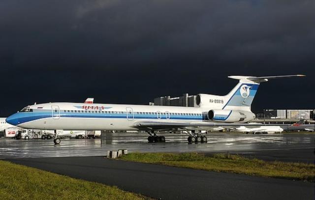 Самолет ТУ-134 "Ямал" совершил аварийную посадку