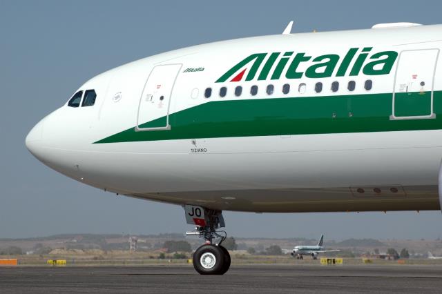 Авиакомпания Alitalia отменила около 400 рейсов в начале апреля