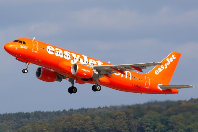 Авиакомпания EasyJet завершила 1-е финполугодие с убытком в 20 млн фунтов