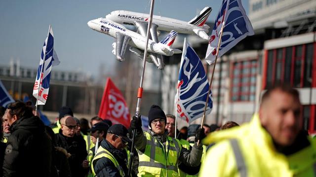 Забастовка персонала Air France привела к отмене четверти рейсов
