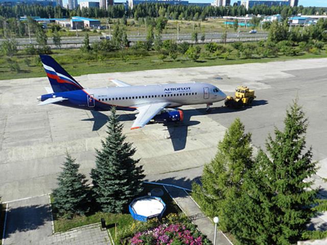 Суперджет Аэрофлота потерял часть двигателя при вылете в Киев