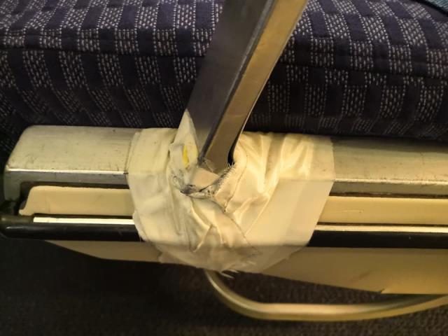Пассажир рассказал о перемотанных скотчем креслах в самолете «ЮТэйр»