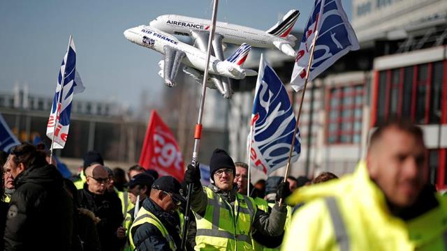 Забастовка персонала Air France привела к отмене четверти рейсов