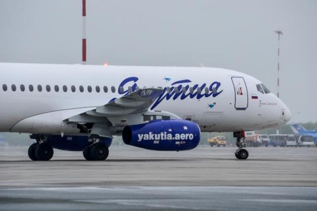 У самолета авиакомпании «Якутия» во время полета отказал двигатель