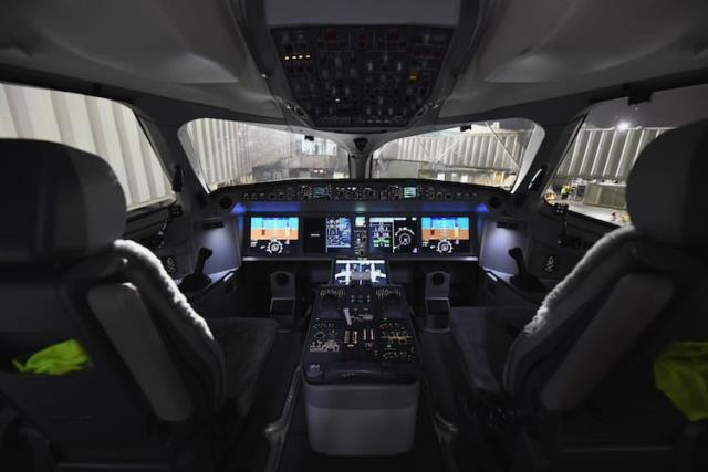 a220-cockpit-delta.jpg